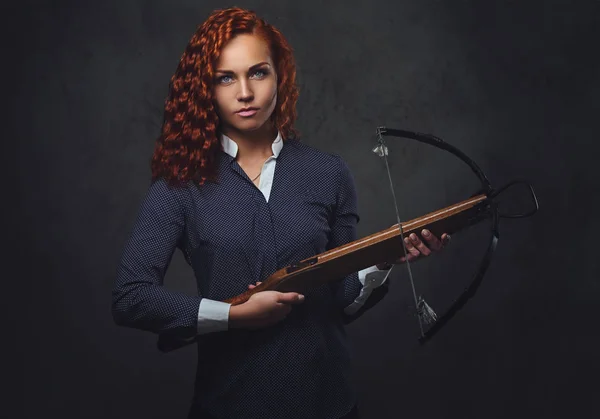 Redhead female  holds crossbow. — Stock Photo, Image
