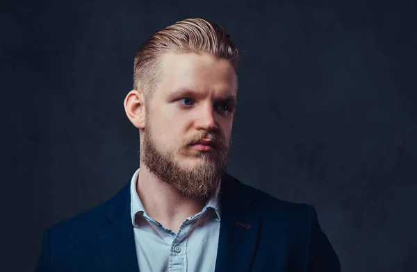 Retrato de homem barbudo loiro elegante vestido em um terno . — Fotografia de Stock