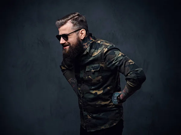 Retrato de un hombre hipster tatuado barbudo vestido de militar —  Fotos de Stock