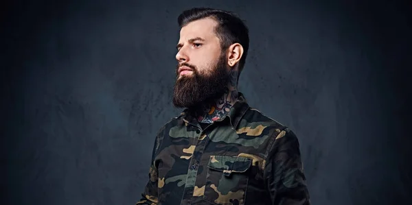 Портрет бородатого татуированного хипстера мужского пола, одетого в военное — стоковое фото