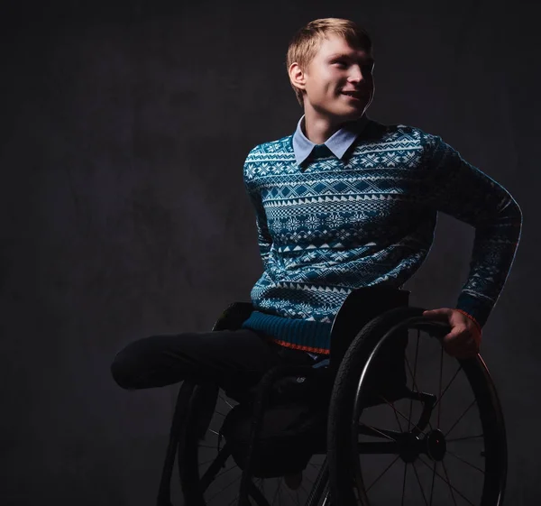 Gri arka plan üzerinde tekerlekli sandalyede bir adam. — Stok fotoğraf