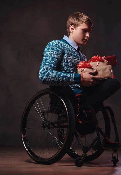 크리스마스 선물 휠체어에서 한 남자. — 스톡 사진