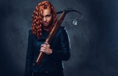 Kızıl saçlı kadın şık bir takım elbise giymiş 