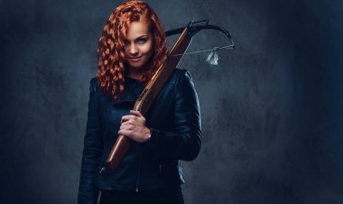 Kızıl saçlı kadın şık bir takım elbise giymiş 