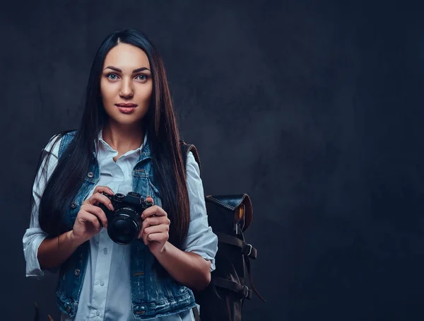 バックパックを持つ女性コンパクト写真カメラを保持します。. — ストック写真