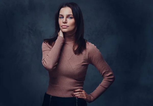 Una mujer vestida con una chaqueta marrón de cuello largo . —  Fotos de Stock