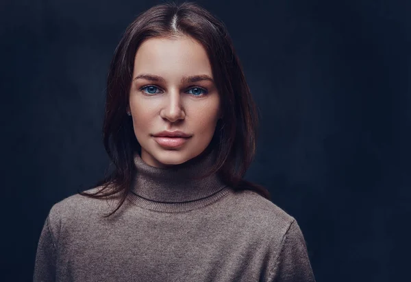 Una mujer vestida con una chaqueta marrón de cuello largo . — Foto de Stock