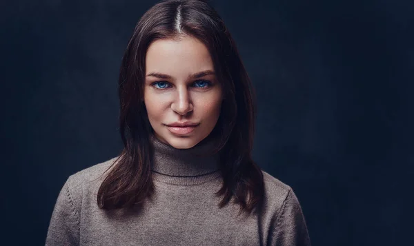 Una mujer vestida con una chaqueta marrón de cuello largo . — Foto de Stock