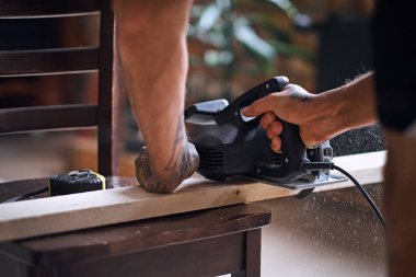 Dairesel testere görüntü kadar kapatın.