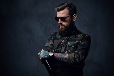 Asker gömleği, içecekler zanaat bira giyinmiş bir adam.