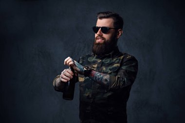 Asker gömleği, içecekler zanaat bira giyinmiş bir adam.