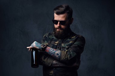 Asker gömleği, içecekler zanaat bira giyinmiş bir adam.