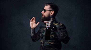 Asker gömleği, içecekler zanaat bira giyinmiş bir adam.