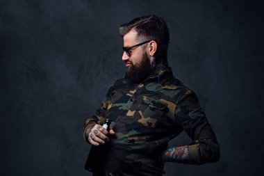 Asker gömleği, içecekler zanaat bira giyinmiş bir adam.