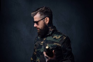 Asker gömleği, içecekler zanaat bira giyinmiş bir adam.