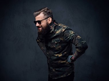 Sakallı dövmeli hippi erkek portresi bir orduda giyinmiş