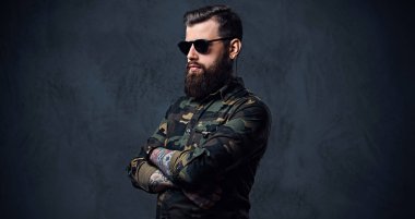 Sakallı dövmeli hippi erkek portresi bir orduda giyinmiş