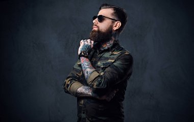 Sakallı dövmeli hippi erkek portresi bir orduda giyinmiş