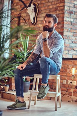 Çatı katı iç ile bir odada bir adam.