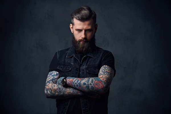 Студійний портрет бородатого хіпстера з татуюваннями на руках — стокове фото