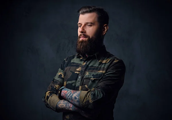 Retrato de homem hipster tatuado barbudo vestido com um militar — Fotografia de Stock