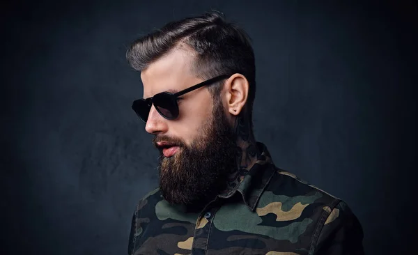 Retrato de un hombre hipster tatuado barbudo vestido de militar — Foto de Stock