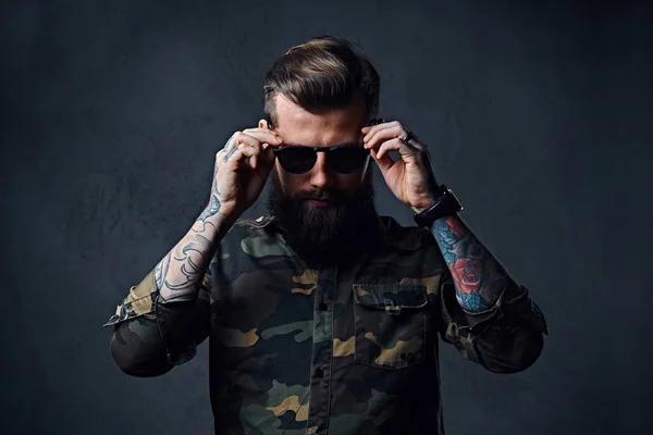 Πορτρέτο του γενειοφόρος τατουάζ hipster άνδρες ντυμένοι με ένα στρατιωτικό — Φωτογραφία Αρχείου