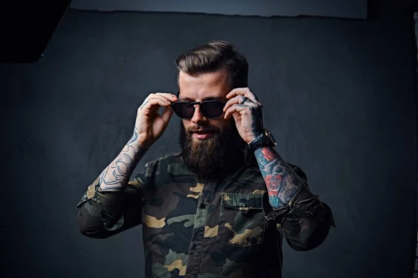 Ritratto di maschio hipster tatuato barbuto vestito da militare — Foto Stock