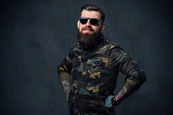 大胡子纹身时髦男性肖像穿着军事 — 图库照片