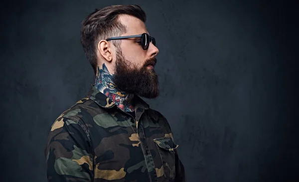 Retrato de un hombre hipster tatuado barbudo vestido de militar — Foto de Stock