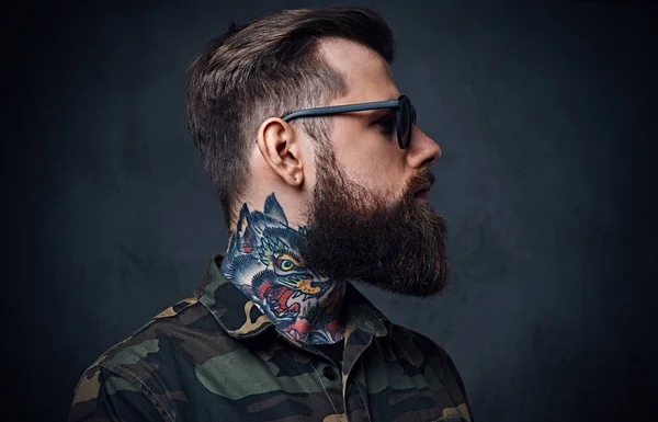 Portrait d'un hipster barbu tatoué habillé en militaire — Photo