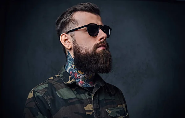 Portret van bebaarde getatoeëerd hipster mannelijke gekleed in een militair — Stockfoto