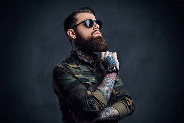 Ritratto di maschio hipster tatuato barbuto vestito da militare — Foto Stock