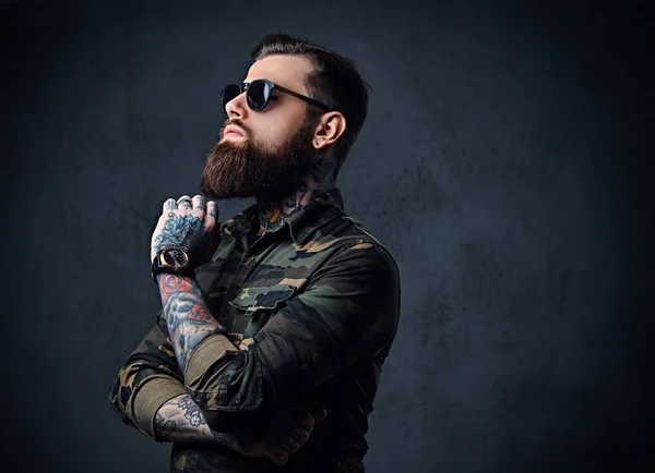 Retrato de un hombre hipster tatuado barbudo vestido de militar —  Fotos de Stock