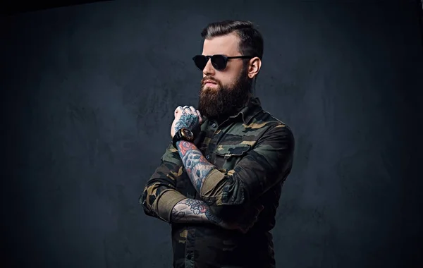 Портрет бородатого татуйованого хіпстера чоловіка, одягненого у військовий — стокове фото