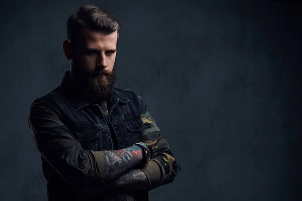 Retrato de homem hipster tatuado barbudo vestido com um militar — Fotografia de Stock