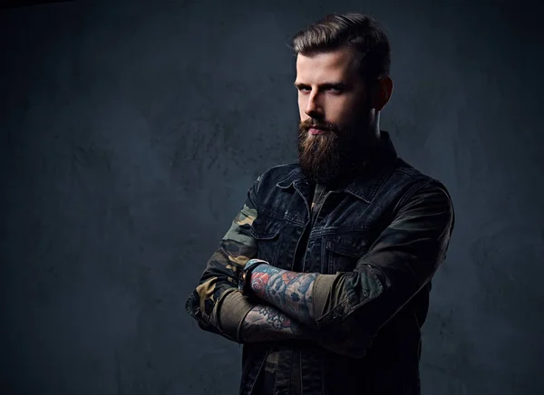 Retrato de un hombre hipster tatuado barbudo vestido de militar — Foto de Stock