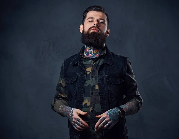 Retrato de un hombre hipster tatuado barbudo vestido de militar —  Fotos de Stock