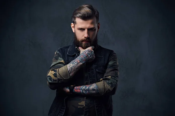 Portret van bebaarde getatoeëerd hipster mannelijke gekleed in een militair — Stockfoto