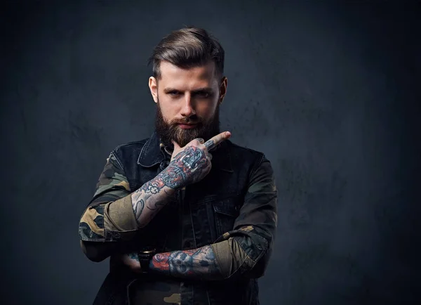 Ritratto di maschio hipster tatuato barbuto vestito da militare — Foto Stock