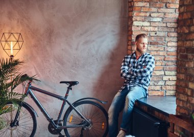 Sarışın sakallı hippi erkek