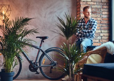 Sarışın sakallı hippi erkek