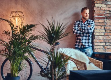 Sarışın sakallı hippi erkek