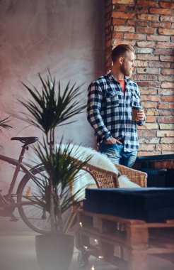 Adam bir odada kahve içer