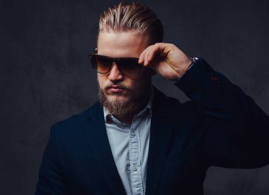 Sakallı erkek bir takım elbise giymiş 