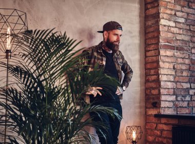 Dövmeli erkek askeri bir ceket giymiş