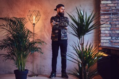 Hippi erkek askeri bir ceket giymiş