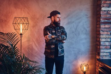 Hippi erkek askeri bir ceket giymiş