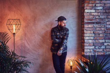 Hippi erkek askeri bir ceket giymiş