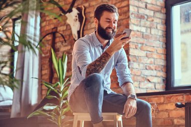 Casual erkek Smartphone kullanarak